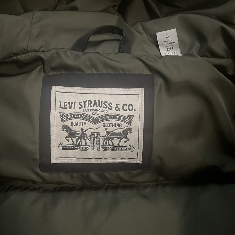 Black Hooded Levi’s Winter Coat - Picture 3 of 3